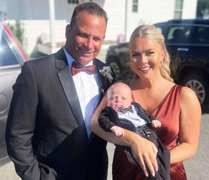 Кэролайн Левитт со своим супругом Николосом Рико и сыном Николосом сентябрь 2024 (Karoline Leavitt and husband Nicholas Riccio with their son Nicholas in September 2024)