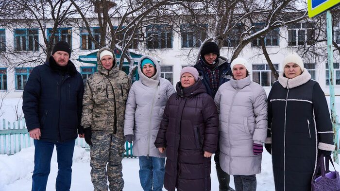 Жители Беляковского, которые выступают против закрытия школы.
