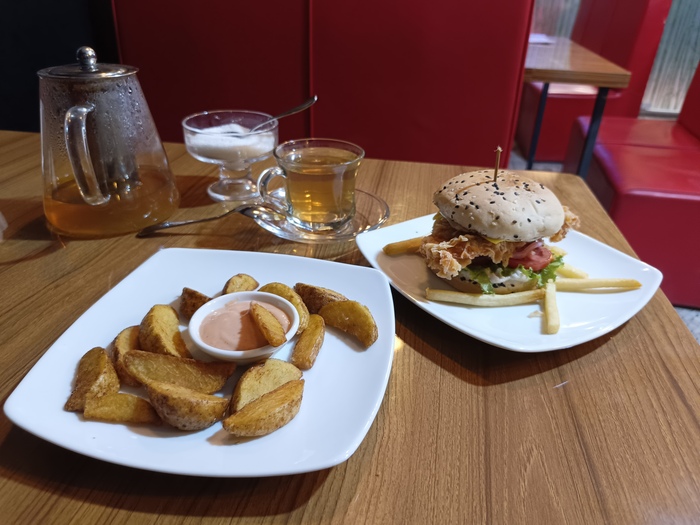 Бургер с курицей, картошка по деревенски, зеленый чай. 550 така (примерно 400 рублей)