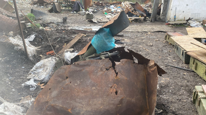 Немного с другого ракурса, видно, что труба прикрыта пакетом, рядом тара из-под мин