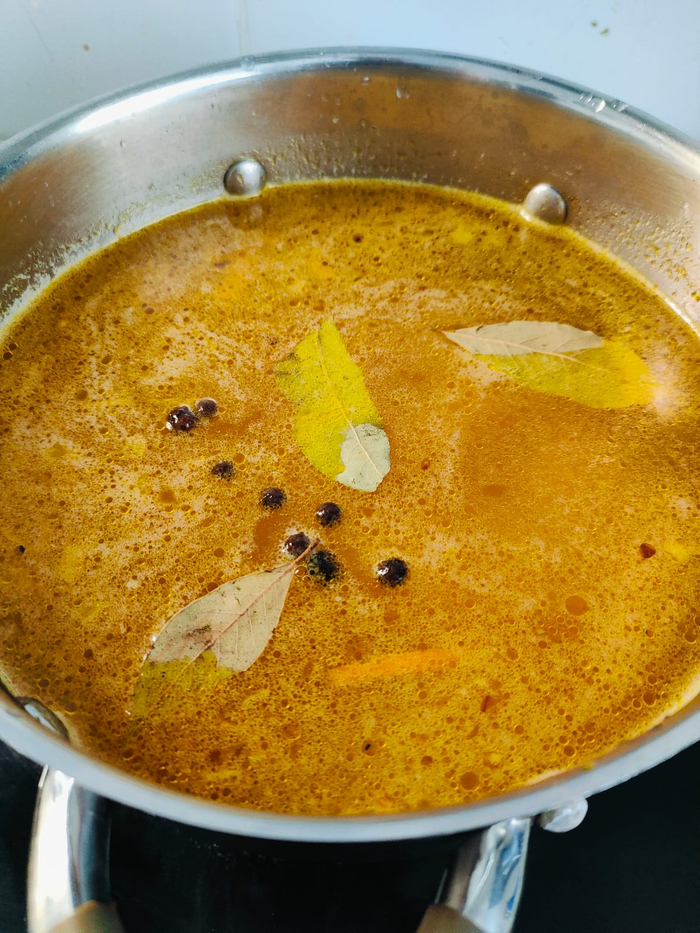 Добавляю горошек и лаврушку добавляю горбушу.