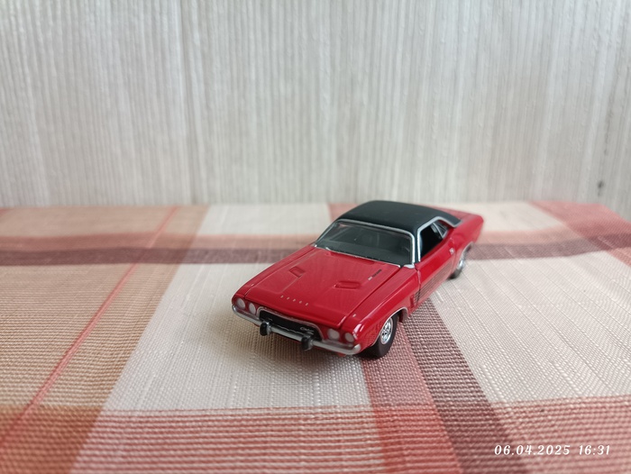 Autoworld 1:64 1974 Dodje Challendger Rallye