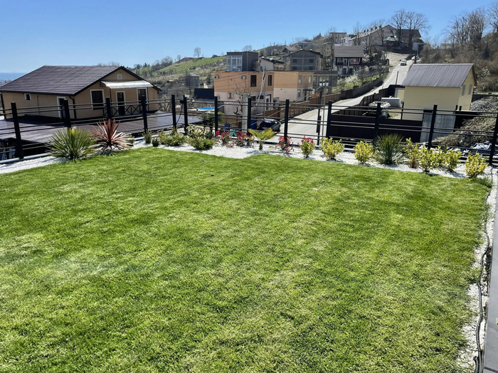 Зеленая Кровля - это очень грамотное решение, фактически это природный терморегулятор здания, спасает от жары летом и от холода зимой. Это здоровый микроклимат на участке, это красивое место для отдыха и детских игр.