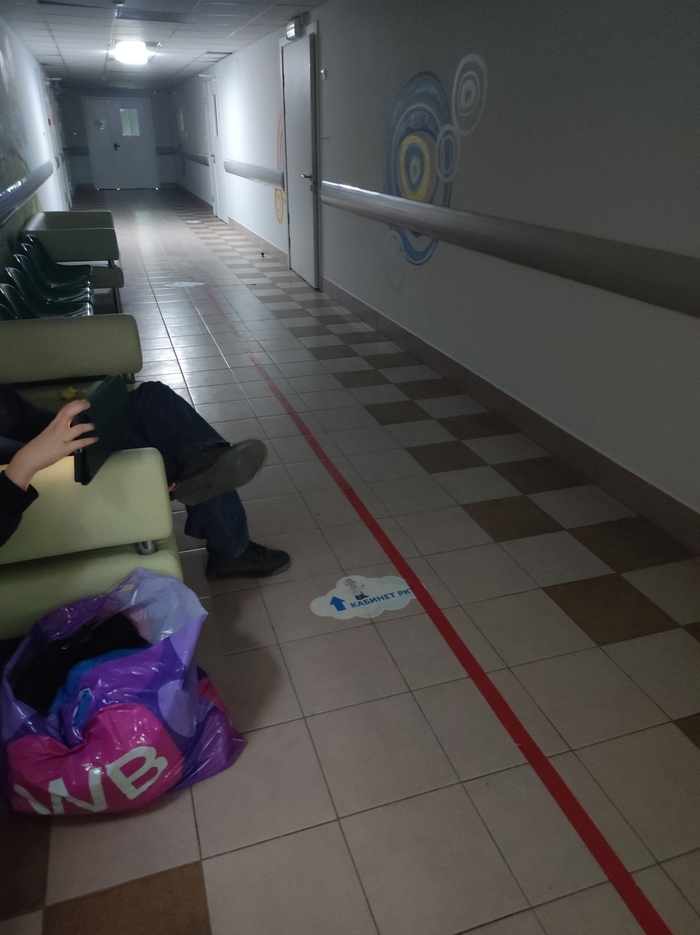 Здесь мы провели 4.5 часа в ожидании помощи. Свет приглушен. Врачи хорошо спят.