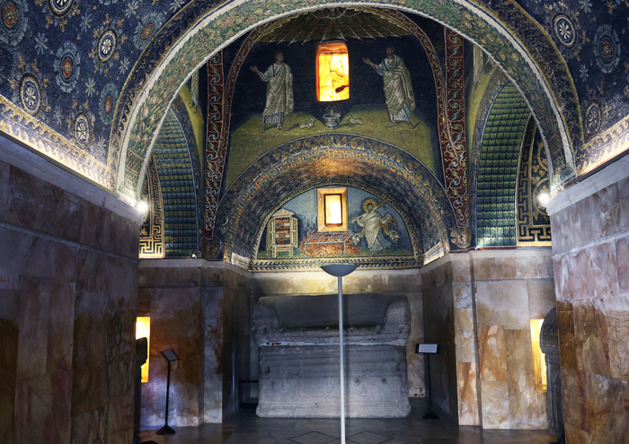 Удачный кадр пустого мавзолея, который я успела заснять между экскурсионными группами.