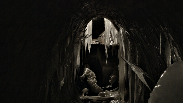 Давящая атмосфера безысходности и окоченения.