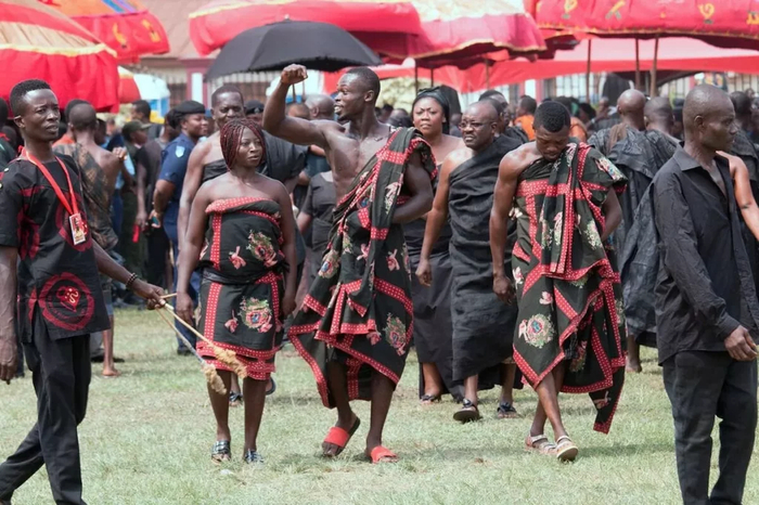 Красный и черный — обязательные цвета похоронных одеяний