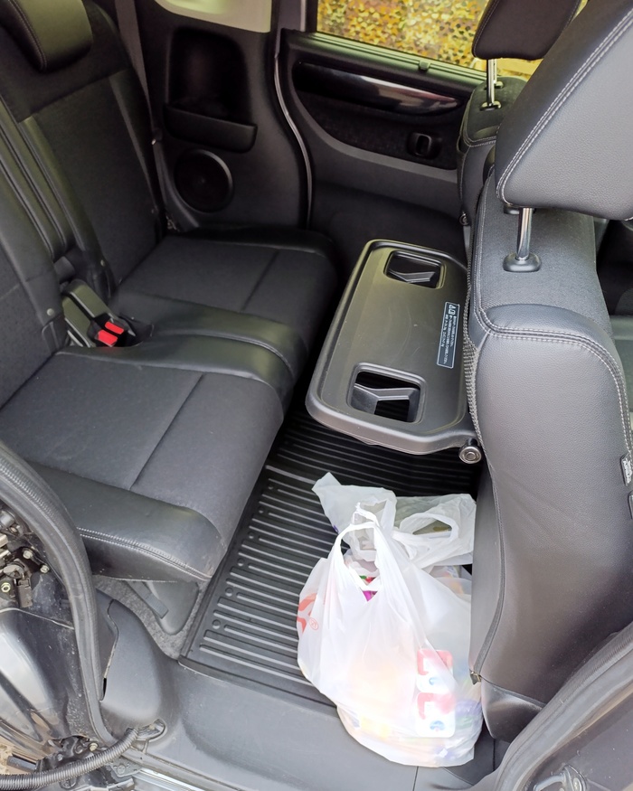 Столиками, пассажиры иногда пользуются.