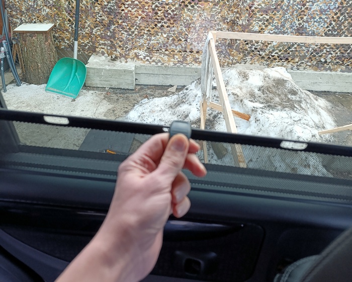 Тонированные и атермальные стёкла, если открыто окно, можно вытащить шторку из двери.