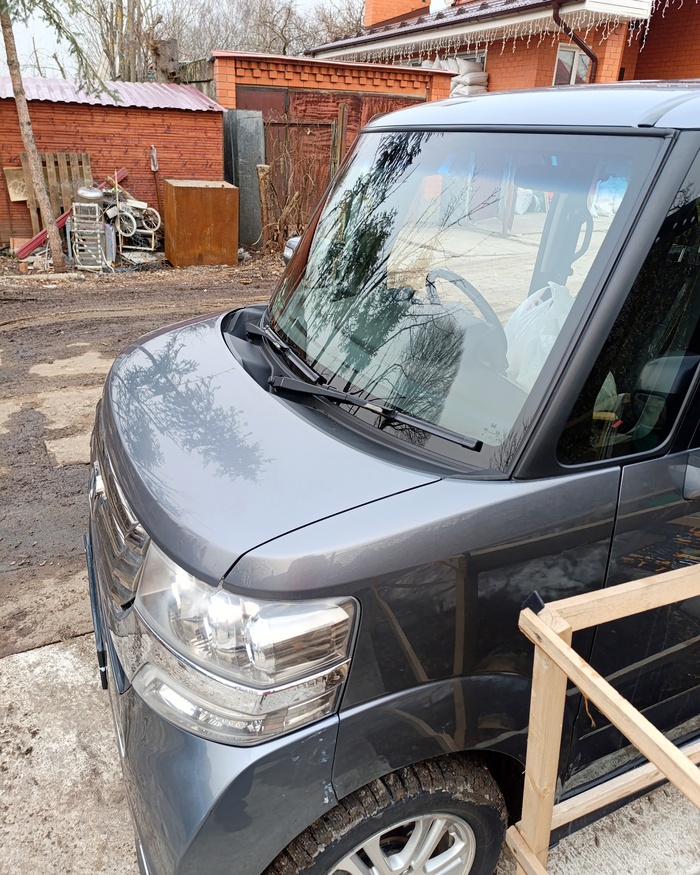 Лобовое вот оно! Не надо никуда тянуться.