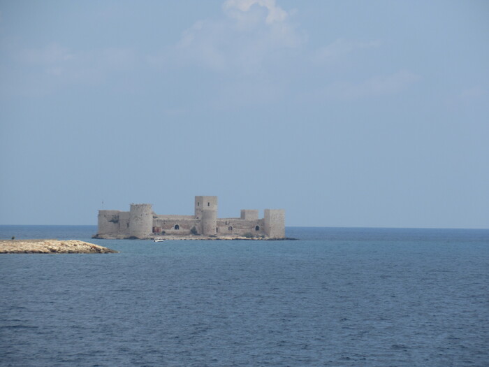 Девичий замок по дороге к Мерсину