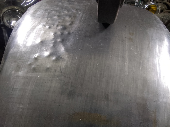 Выравниваем на английском колесе следы от ударов. На фото они уже практически все убраны. Все эти процедуры могут чередоваться между собой несколько раз, пока металл не примет нужную мне форму и размеры. И время время время.