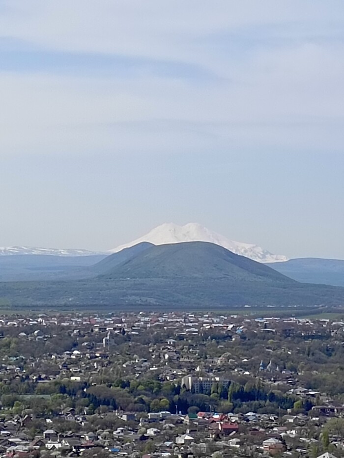 На горизонте виден Эльбрус