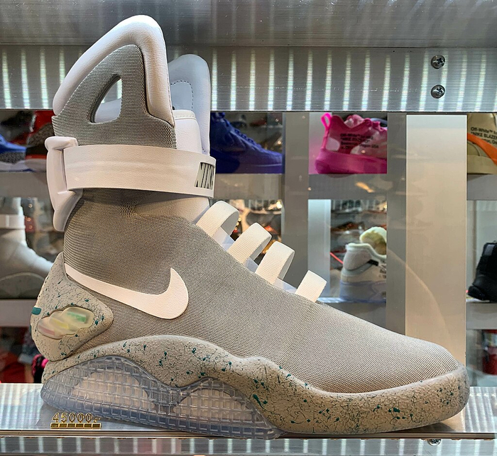  Nike Mag