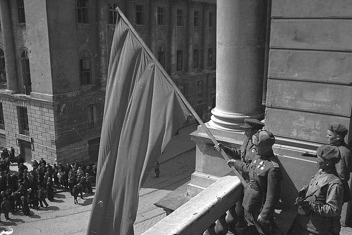 Красный флаг над освобожденной Одессой, 10 апреля 1944 года