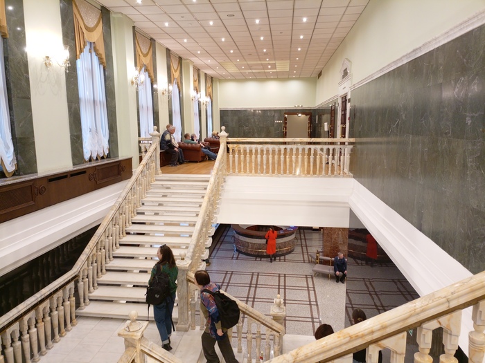 Одна выводит к боковому входу в партер, за ним на дальней стене виден проём, за которым продолжается подъём на балкон.