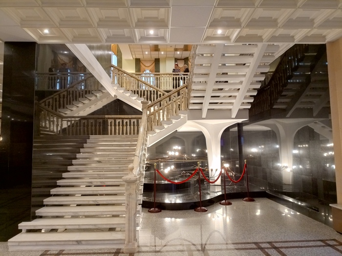 Справа и слева - мраморные лестницы. Чуть выше они расходятся на две стороны.