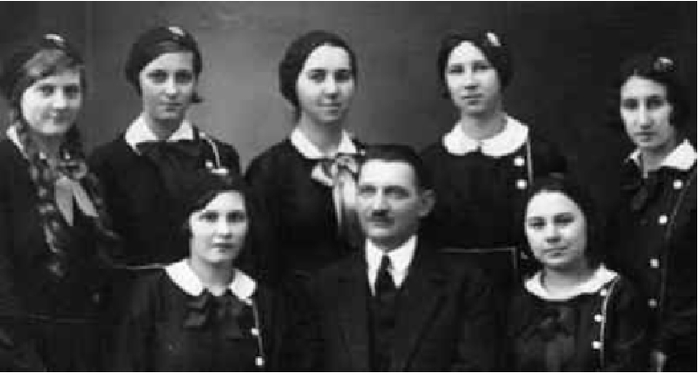 Группа выпускниц лицея В.П. Кузьминой, пользовавшегося в Болгарии репутацией одного из лучших русских учебных заведений. Среди них, скорее всего, один из преподавателей.