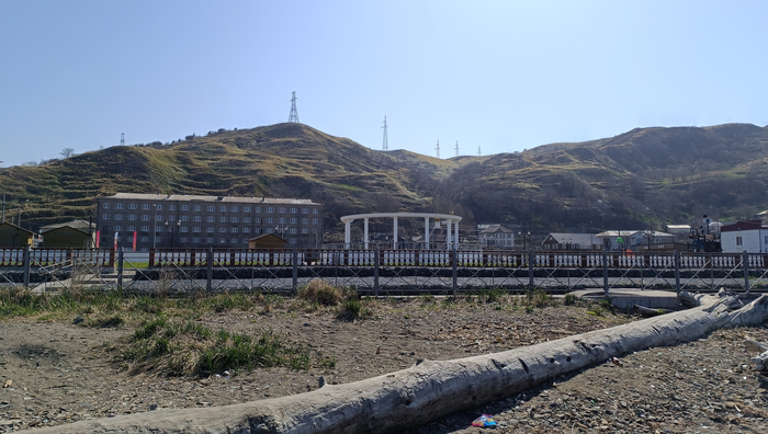 Берега в городе почти нет, песчаные пляжи находятся дальше в сторону юга.