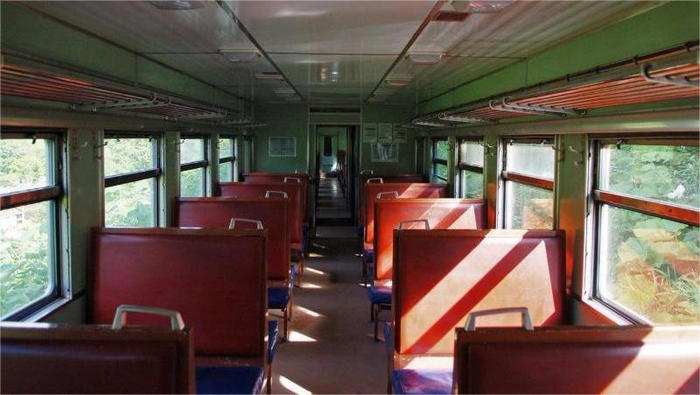 Вагон мотрисы внутри.