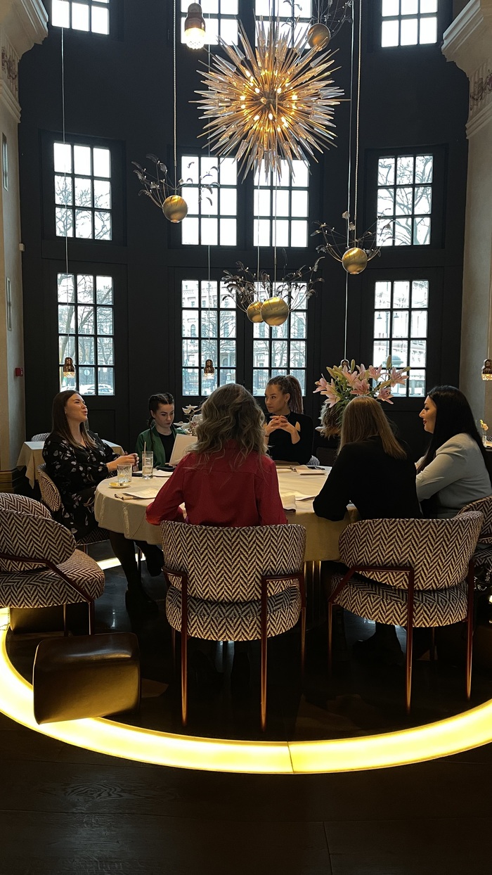 Женщину наполняет женщина