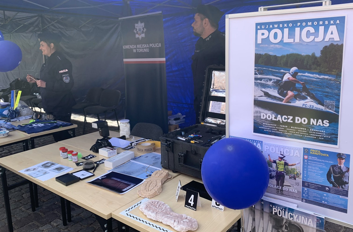 Справа - немного рекламы. Хочешь катать на водном мотоцикле - долонч до нас (польск. dołoncz do nas - присоединяйся).