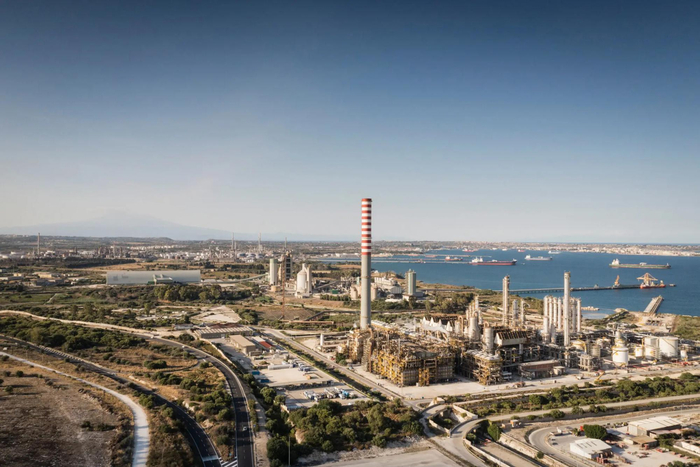 Крупнейший в Италии НПЗ ISAB оказался в кризисе после продажи «Лукойлом» Экономика, Россия, Санкции, Политика, Италия, Евросоюз, Запад, Лукойл, Мир