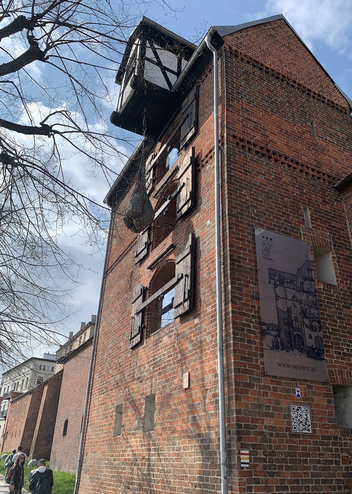 А тут вот башня с краном.