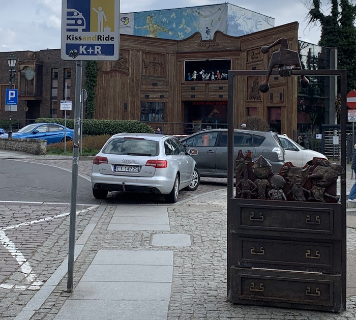 Тут мы подходим к Театру Поморских Сказок (Teatr Baj Pomorski). Справа фоторамка - ящик игрушек. Не дай Бох такие оживут - родную речь забудешь.