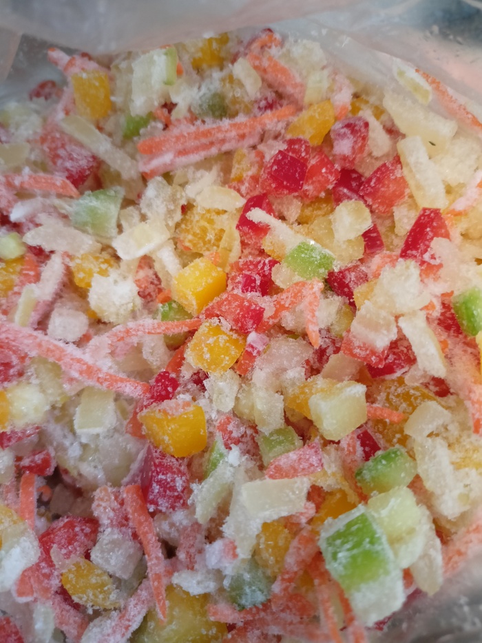 Нарезанную смесь лучше пару раз в пакете перемешать, чтобы осталась рассыпчатая