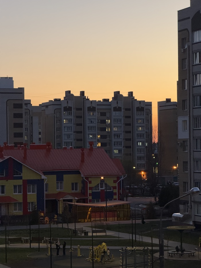 Ну а это, не угадаешь никогда, закат, из моего окна