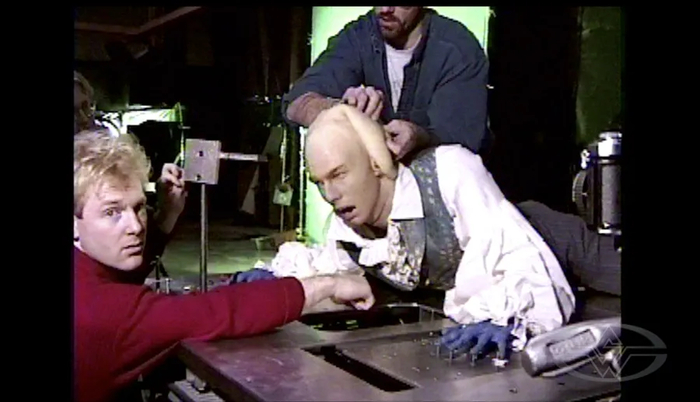 Мастера студии Стэна Уинстона Шейн Мэхэн и Алан Скотт придерживают Лестата, чтоб не сбежал.