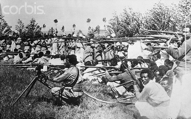 Регуляр-пулеметчик во главе отряда ополченцев.