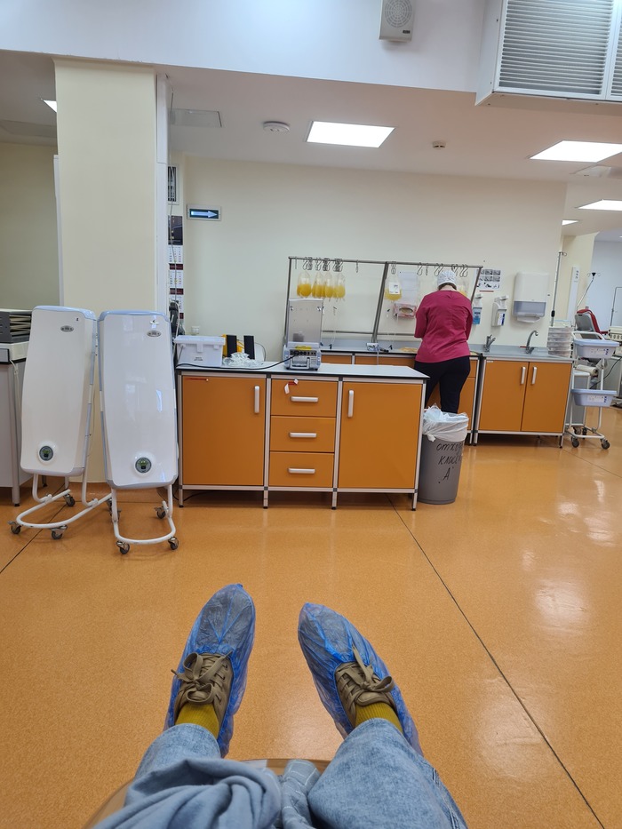 На столе запаивают пакеты с плазмой. Плазма мутнеет в пакете через какое-то время. Когда я сдала, она всё ещё была желто-прозрачной.