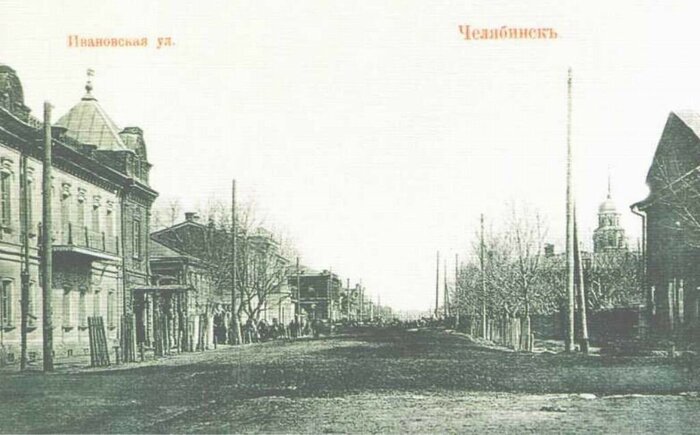 Ивановская улица (сейчас это ул.Труда западнее ул.Кирова). Дом ст.советника В.К.Покровского. Справа - склады магазина Стахеевых, за ними возвышается Христорождественский собор. Дома снесены.