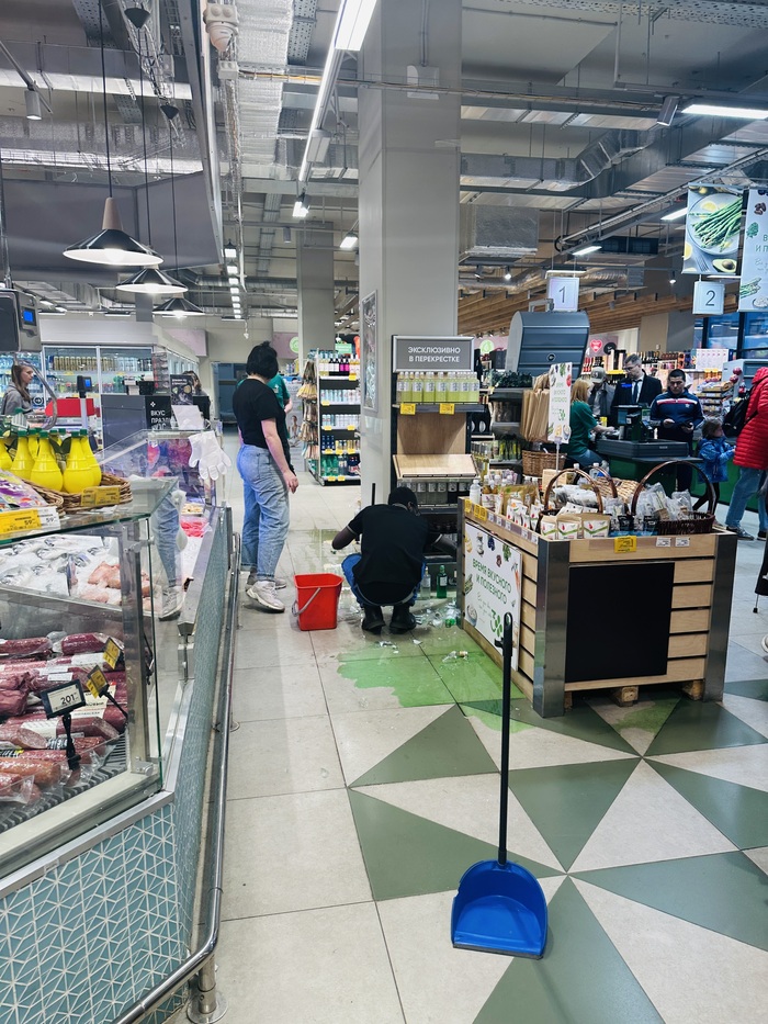 Сотрудник из ближней Азии задел вилочной тележкой стенд и вызвал каскад падающих бутылок с зеленой жижей. Или лимонадом.