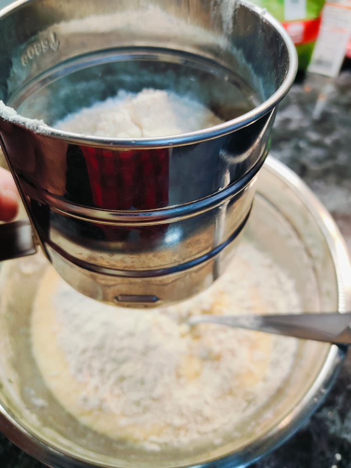 Всыпаю муку просеянную