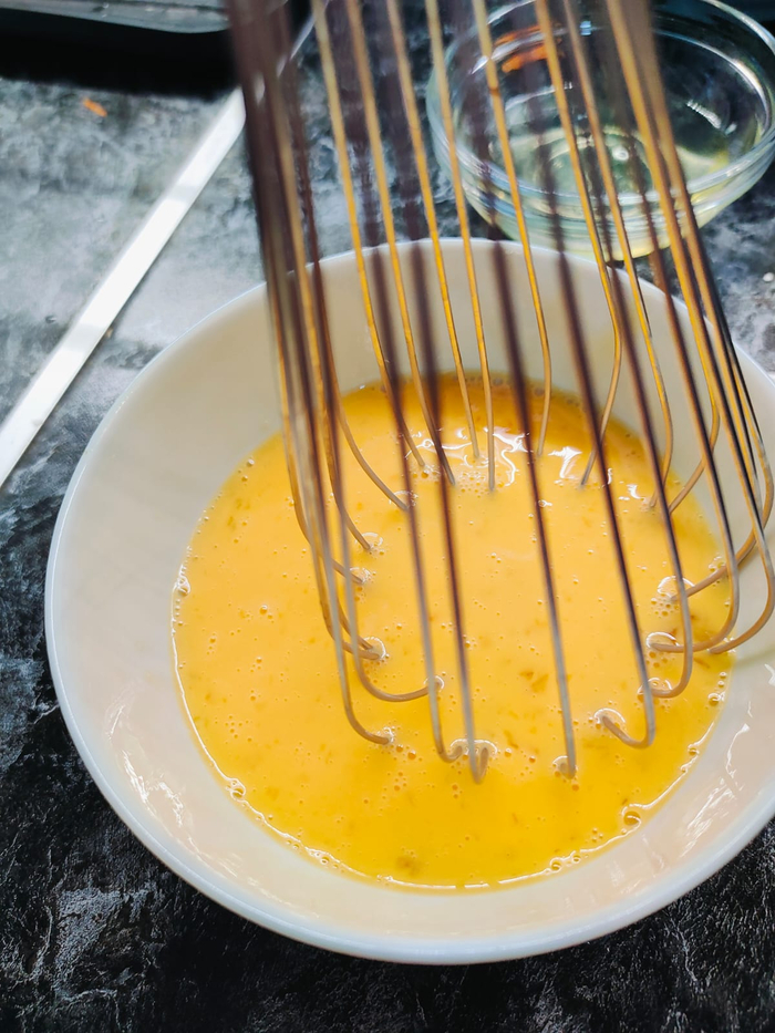 Яйца взбиваю венчиком