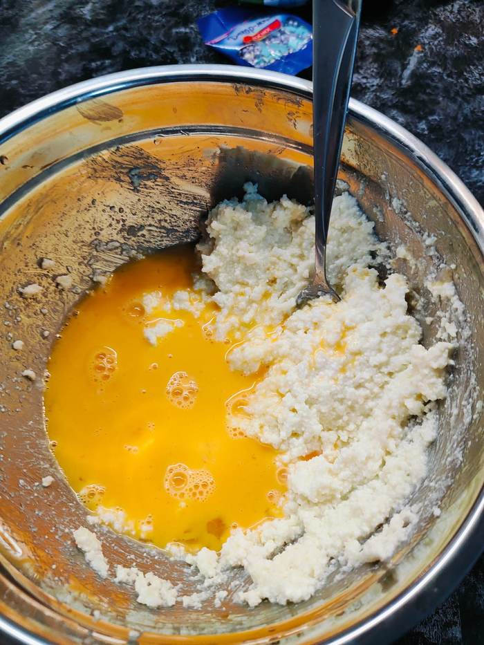 Вливаю яйца в творог