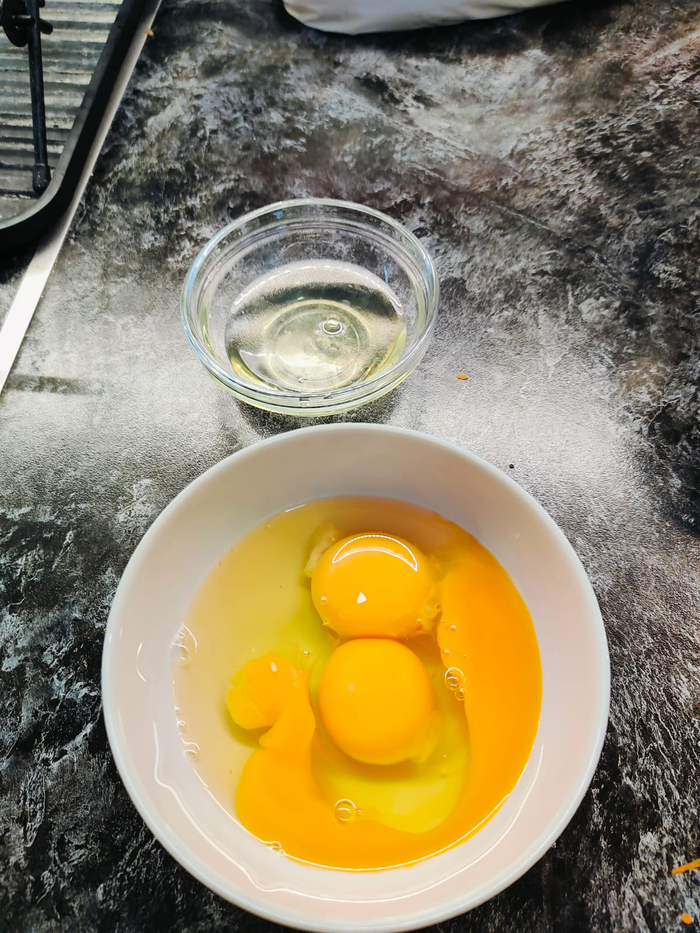 3 яйца разбиваю в миску. От одного отделяю белок, он пойдёт на глазурь.