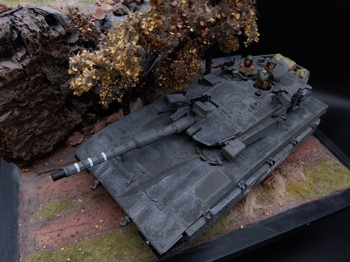 Декали из набора.Пыль от АММО. Фигурки танкистов из набора Миниарт.Перископы не красил.Наклеил нарубленый полосками старый флоппи-диск.Он дает блики зеркальные.