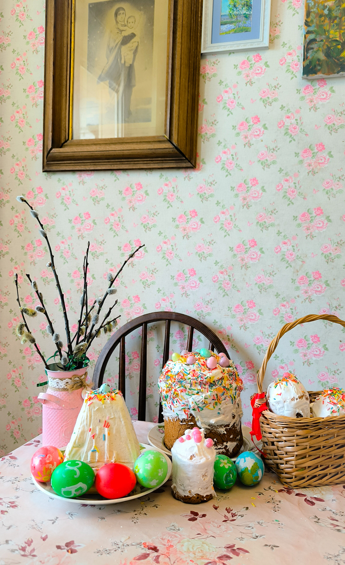 Куличи пек супруг, впервые лет за 15 не рукодила процессом. Дети украшали. Когда я и яйца расписывала очень вдумчиво, прям картинки были. А пасха все ещё мое творчество))