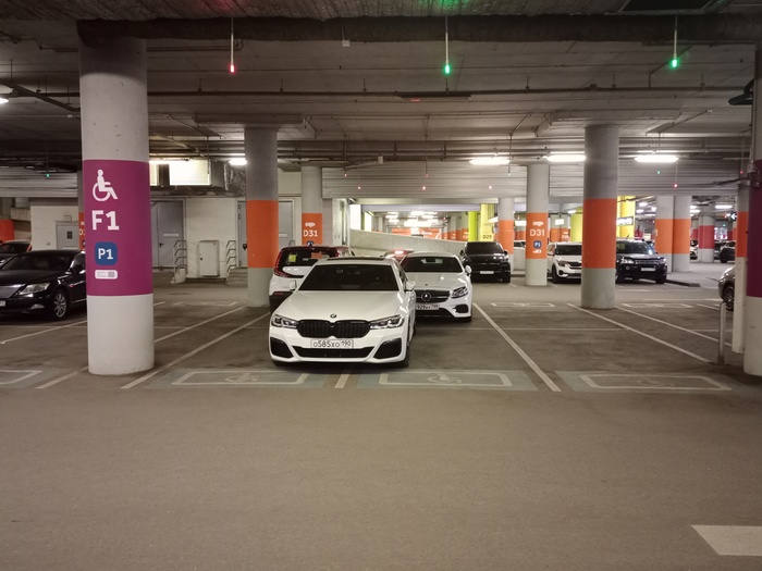 Парковка ТЦ Авиапарк, Москва, 20 апреля сего года