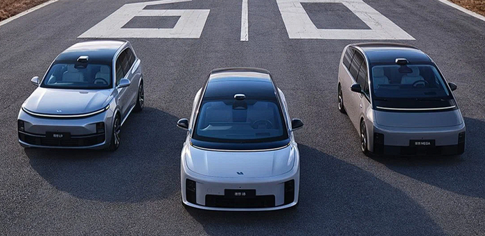 Недавно Li Xiang <a href="https://pikabu.ru/story/ves_kitayskiy_avtoprom_ot_avatr_do_zeekr_12642532?u=https%3A%2F%2Fauto.ru%2Fmag%2Farticle%2Fpoyavilis-pervye-foto-elektrokrossovera-lixiang-i8%2F&t=%D0%BF%D1%80%D0%B5%D0%B4%D1%81%D1%82%D0%B0%D0%B2%D0%B8%D0%BB%D0%B0&h=2c8afb0a51b445192c3597acaaeef43dcba06256" title="https://auto.ru/mag/article/poyavilis-pervye-foto-elektrokrossovera-lixiang-i8/" target="_blank" rel="nofollow noopener">представила</a> первый полностью электрический кроссовер Li I8 (в центре). По дизайну это плод любви их гибридного внедорожника и минивэна Mega. Мне, если честно, не очень зашло.