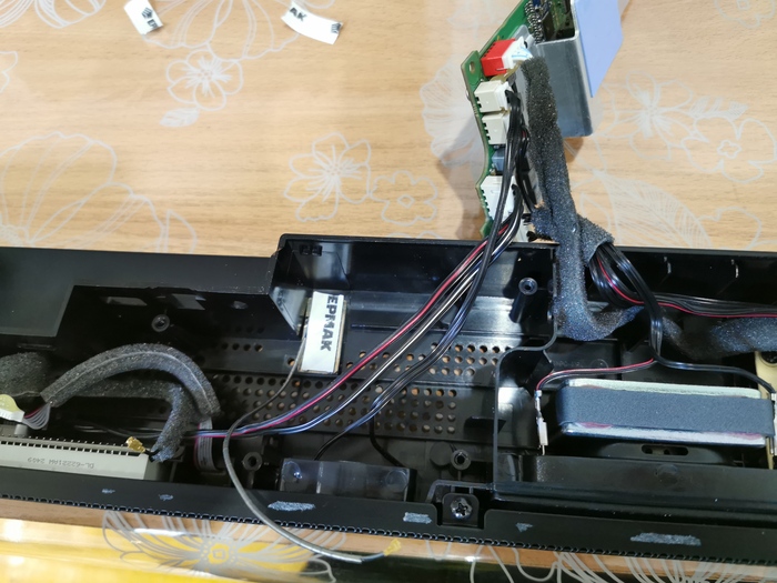 Места внутри корпуса достаточно, поэтому приклеиваю ближе к задней стенке, подальше от металлической передней решетки