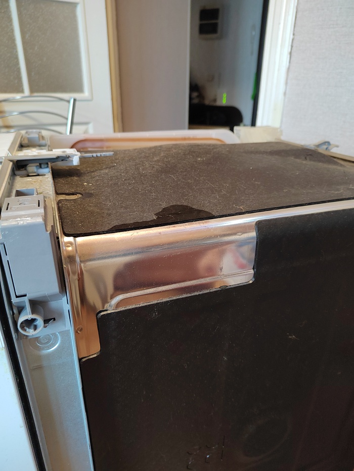 Влажные пятна вверху корпуса.