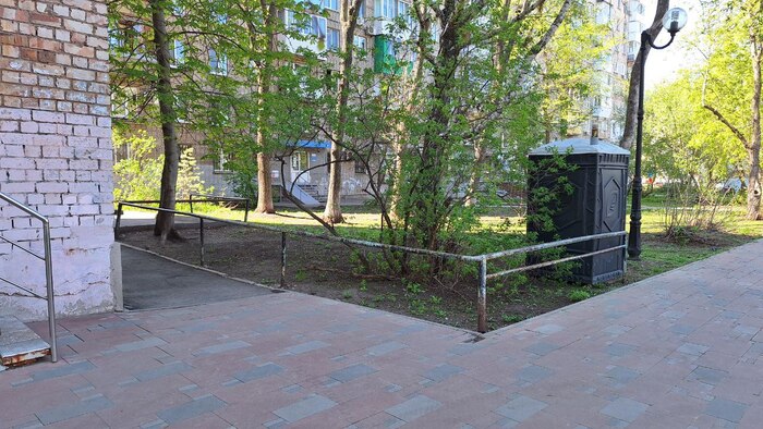 Туалет под окном многоквартирного дома