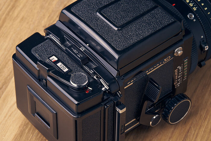 Моторизированный задник смотрится инородно, однако кадр 6х8 того стоит.