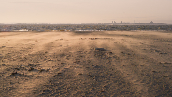 песчаная буря и остатки кирпичей