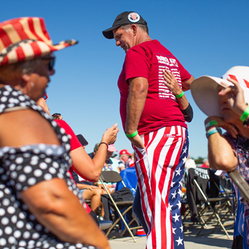 <a href="https://pikabu.ru/story/kratkaya_istoriya_kontsa_yetogo_proklyatogo_sveta_9_12653912?u=https%3A%2F%2Fstatic01.nyt.com%2Fimages%2F2023%2F12%2F31%2Fmagazine%2F31mag-TLTL-protzman%2F31mag-TLTL-protzman-mediumSquareAt3X.jpg&t=%D0%9F%D1%80%D0%BE%D1%82%D1%86%D0%BC%D0%B0%D0%BD%20%D0%BE%D0%B1%D1%89%D0%B0%D0%B5%D1%82%D1%81%D1%8F%20%D1%81%20%D0%BE%D0%B4%D0%BD%D0%B8%D0%BC%20%D0%B8%D0%B7%20%D1%84%D0%B0%D0%BD%D0%B0%D1%82%D0%BE%D0%B2%20%D0%B2%20%D1%81%D0%B5%D0%BD%D1%82%D1%8F%D0%B1%D1%80%D0%B5%202022%20%D0%B3%D0%BE%D0%B4%D0%B0&h=fadb75d0ce5b44a697149400bdaeab5e74e0bc54" title="https://static01.nyt.com/images/2023/12/31/magazine/31mag-TLTL-protzman/31mag-TLTL-protzman-mediumSq..." target="_blank" rel="nofollow noopener">Протцман общается с одним из фанатов в сентябре 2022 года</a>